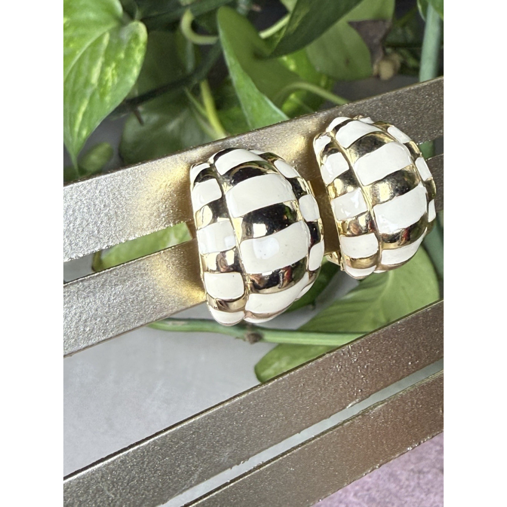 Vintage Gold Tone Cream Enamel Basket Weave Clip On Earrings - Picture 2 of 6